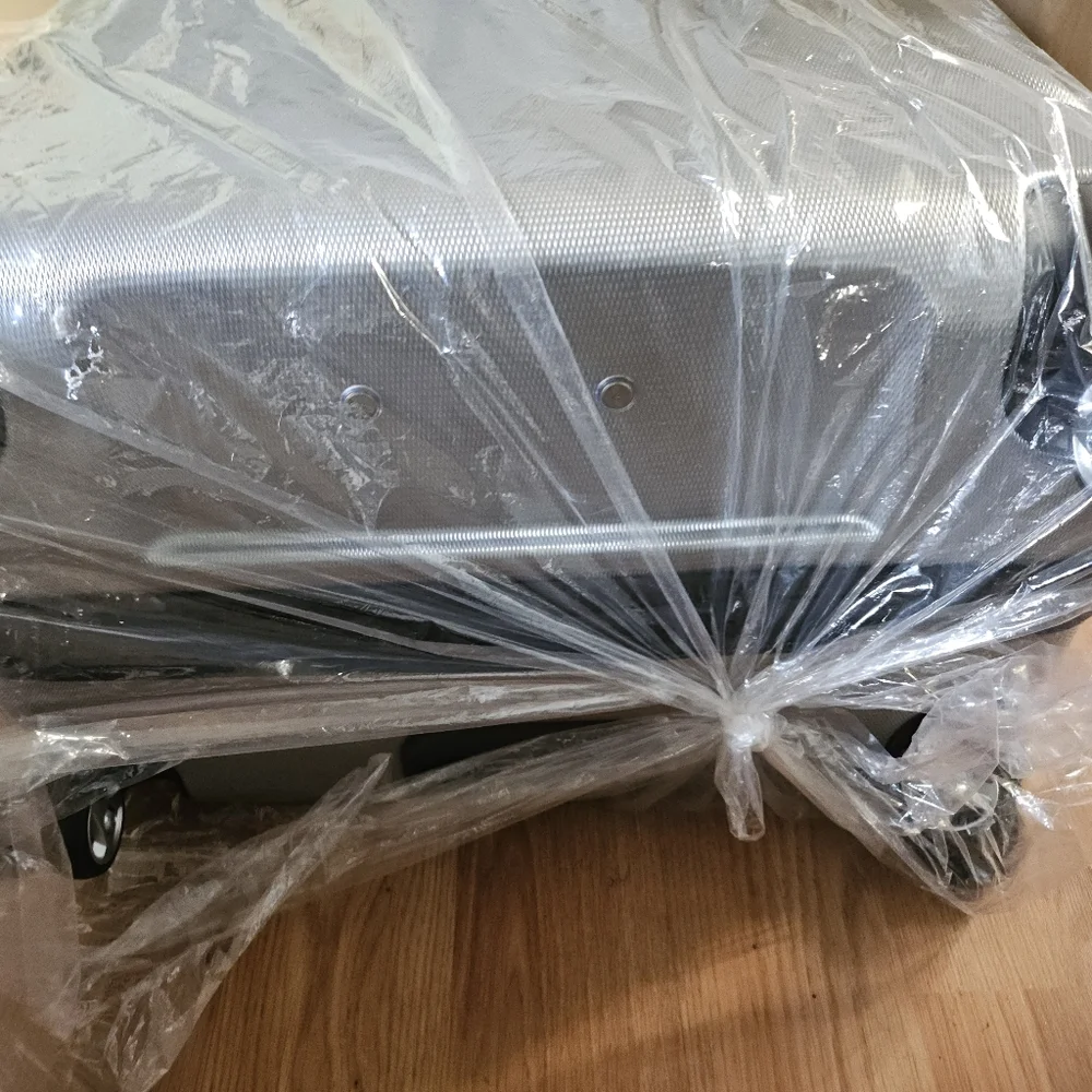 Silver Hard Shell Suitcase - Picture 3 of 5